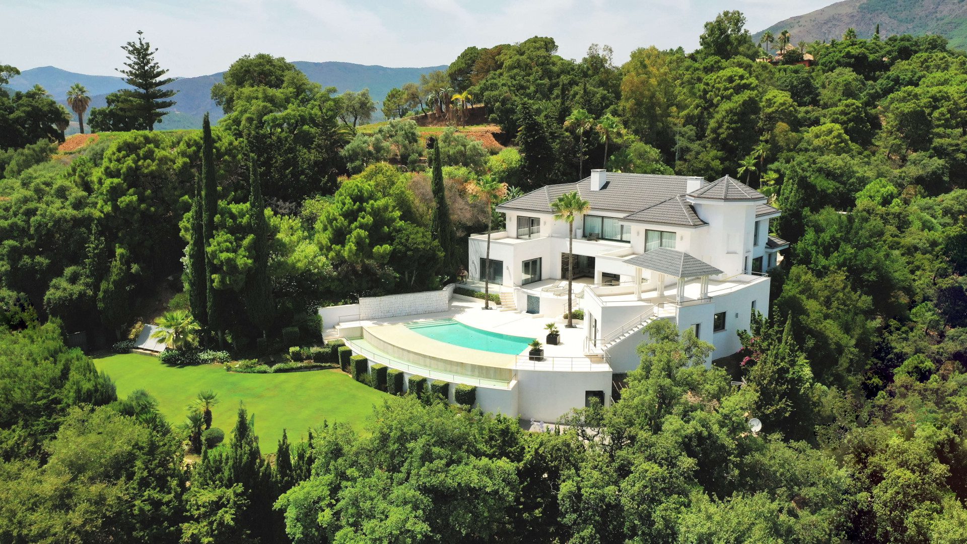 Stunning contemporary villa for sale in La Zagaleta