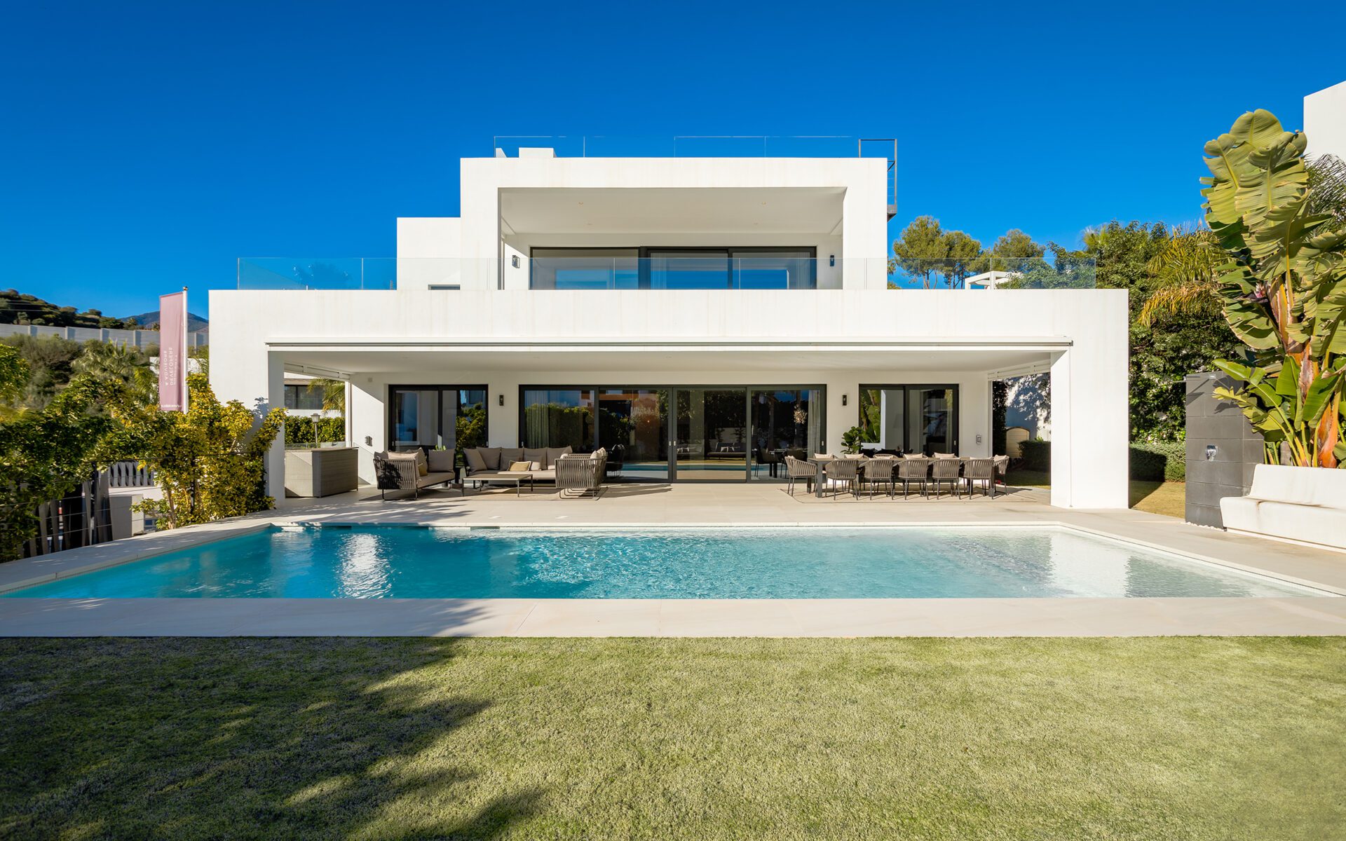 CONTEMPORARY LUXURY VILLA IN A PRESTIGIOUS GATED COMMUNITY WITHIN THE GOLF VALLEY