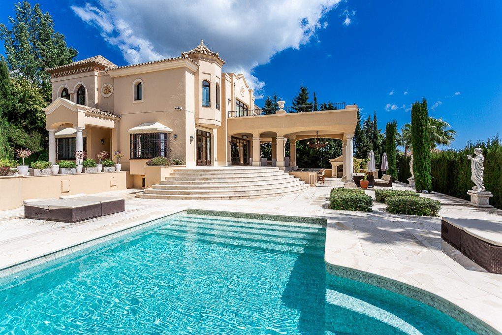 VILLA FOR SALE IN MARBELLA WITH 5 BEDROOMS AND 6 BATHROOMS.