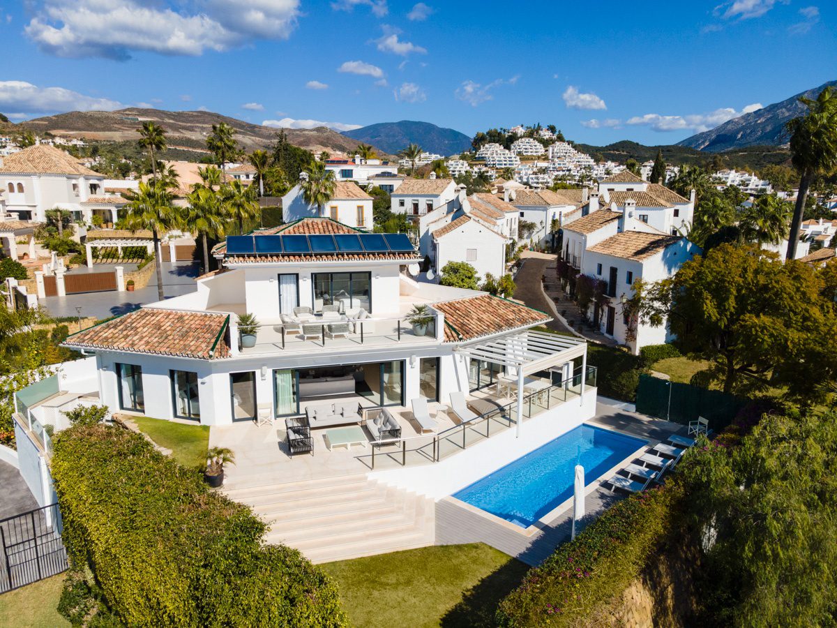 RENOVATED VILLA WITH BREATHTAKING SEA AND MOUNTAIN VIEWS IN NUEVA ANDALUCIA
