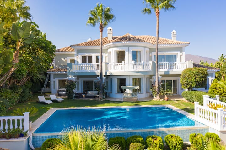 Spectacular luxury villa overlooking the sea